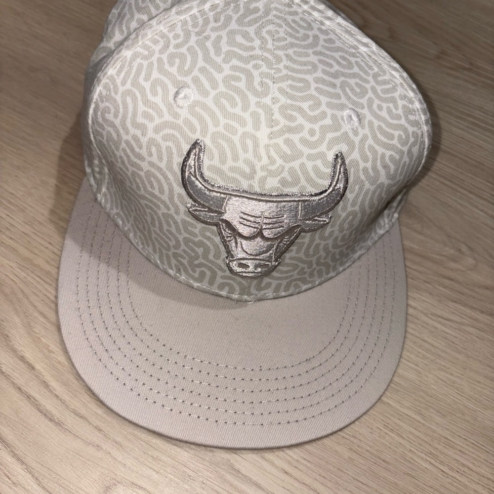 Bulls Patterned Grey Flat Brim Hat